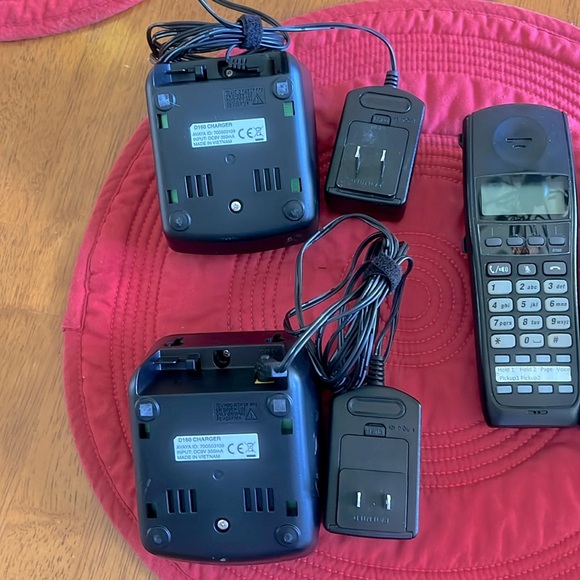 Avaya handsets and chargers. Chargers work and handsets charge. - Picture 1 of 4
